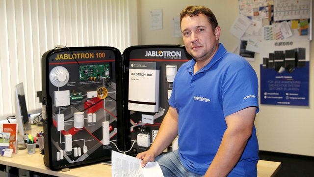 Mitarbeiter mit Jablotron Koffer